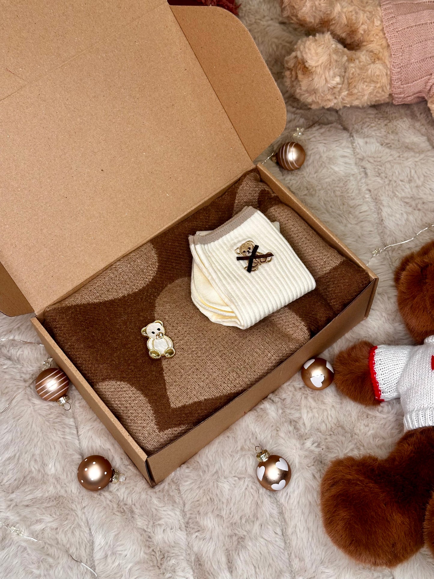 🎁 Darilni set - šal, nogavičke z medvedkom in broška z medvedkom