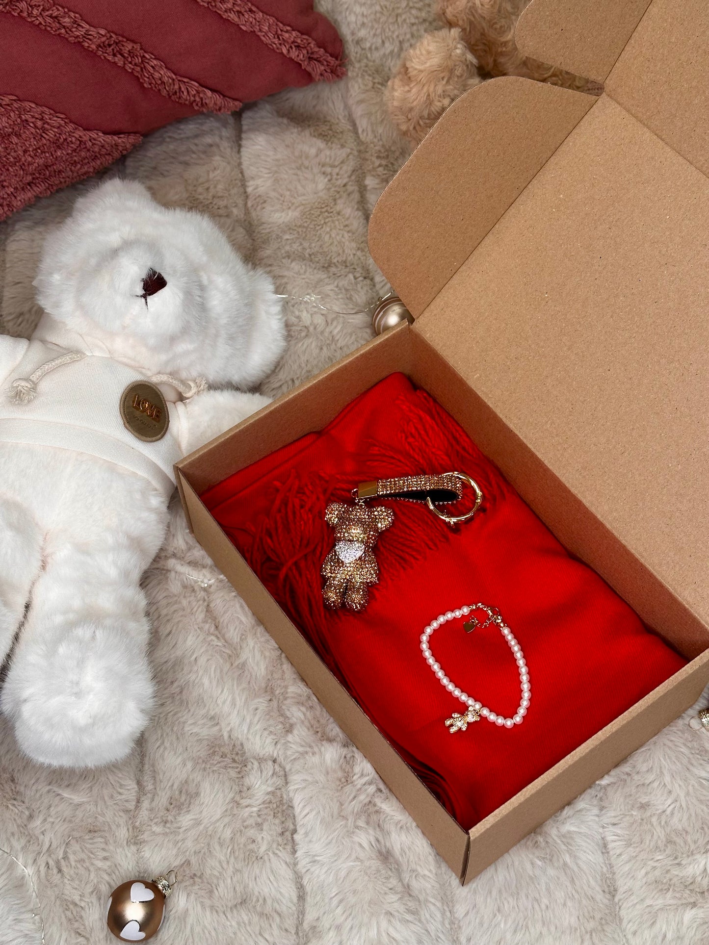 🎁 Darilni set - šal, zapestnica s perlicami in obesek medo