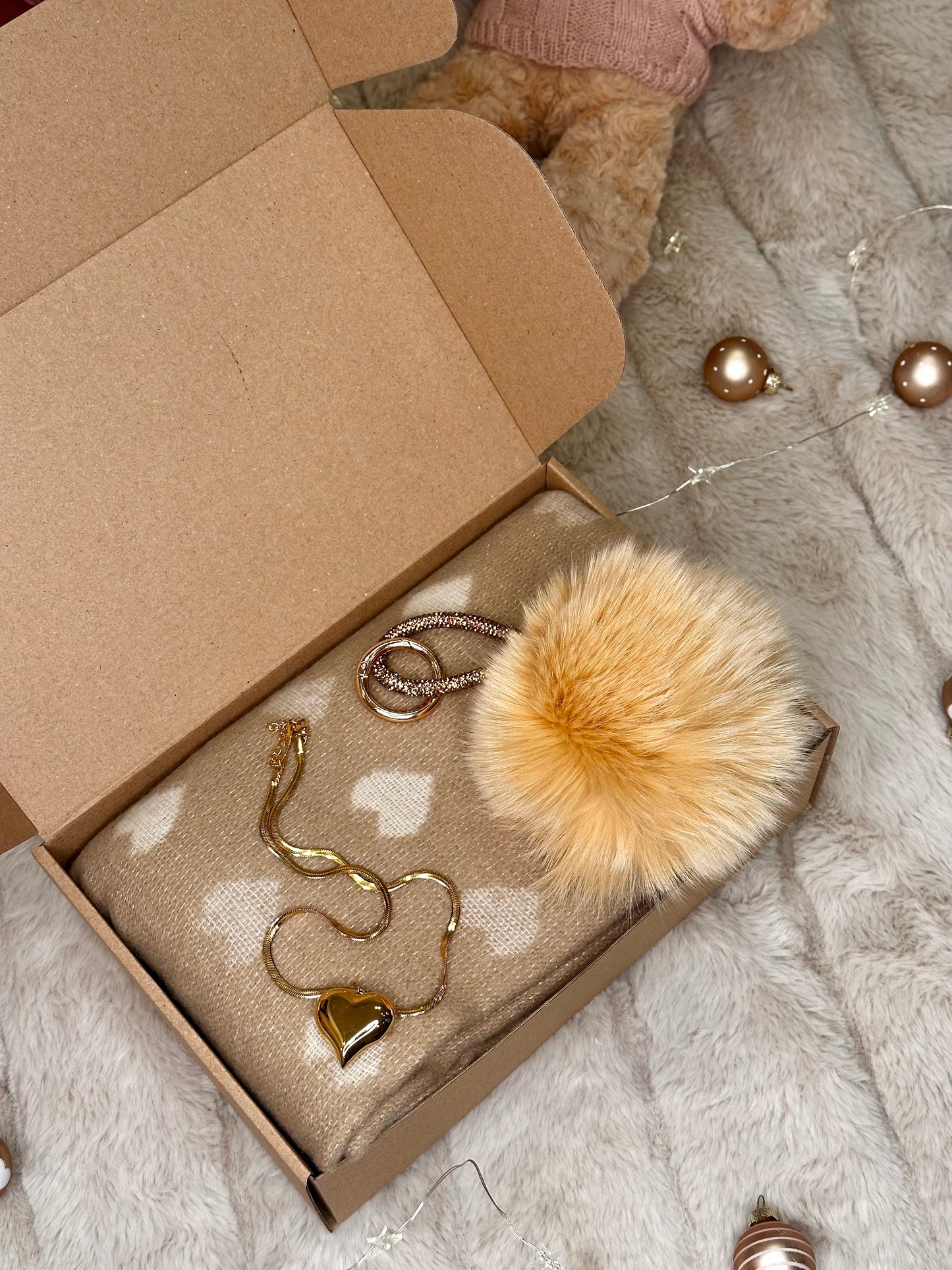 🎁 Darilni set - šal, ogrlica s srčkom in cofek